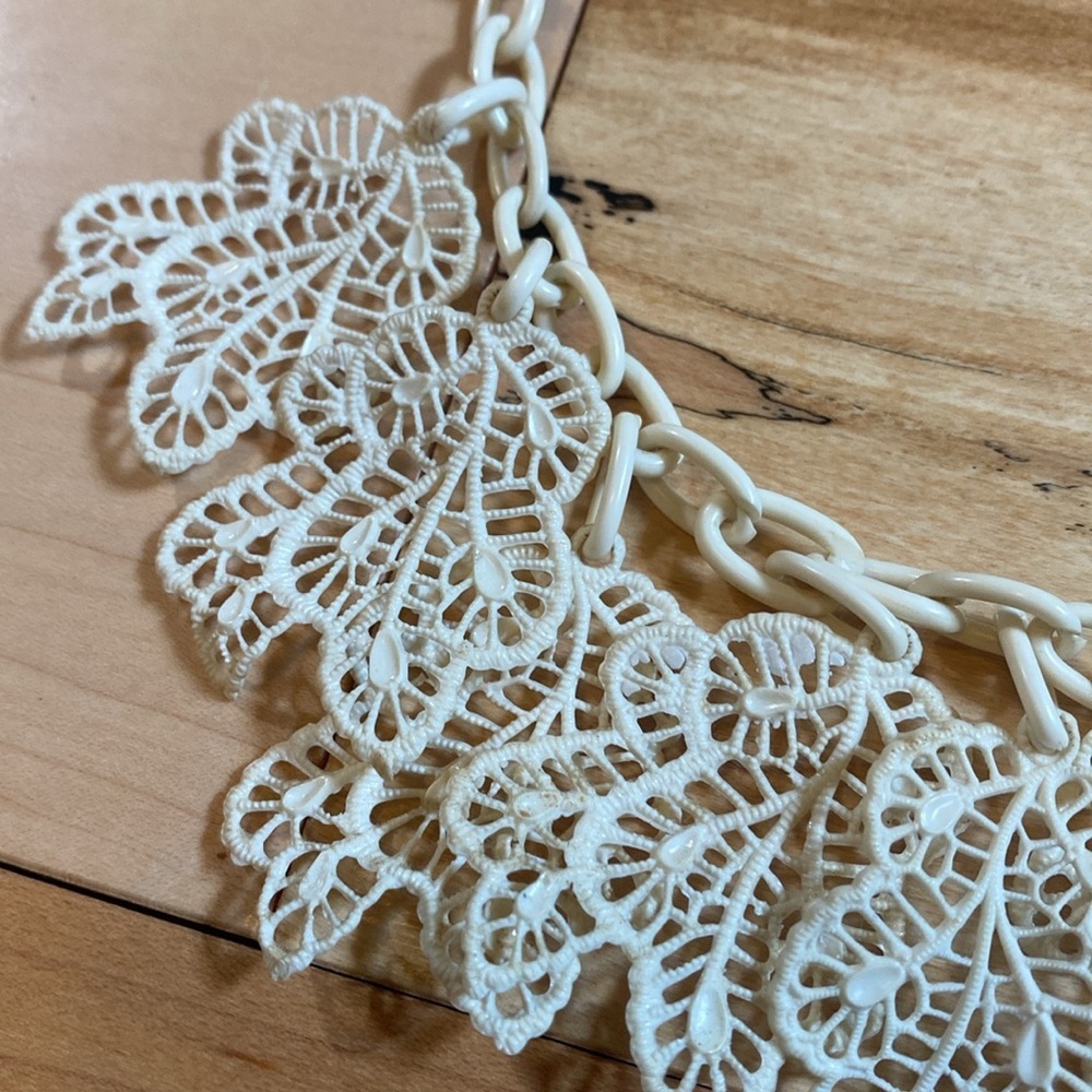 Vintage Lacey leaf Necklace - Picture 4 of 8